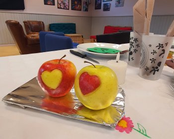 image Repas partag&eacute; autour de la F&ecirc;te de la pomme et du Miel de Novel 